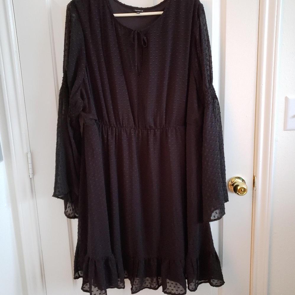 Black bellsleeved plus size dress